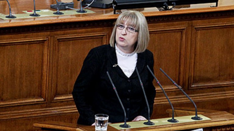 Изглежда почти никой не си дава сметка, че като председател на Народното събрание Цецка Цачева стои на по-висока позиция в държавната йерархия от Бойко Борисов. Нищо, че Борисов смята за "понижение" президентската власт.