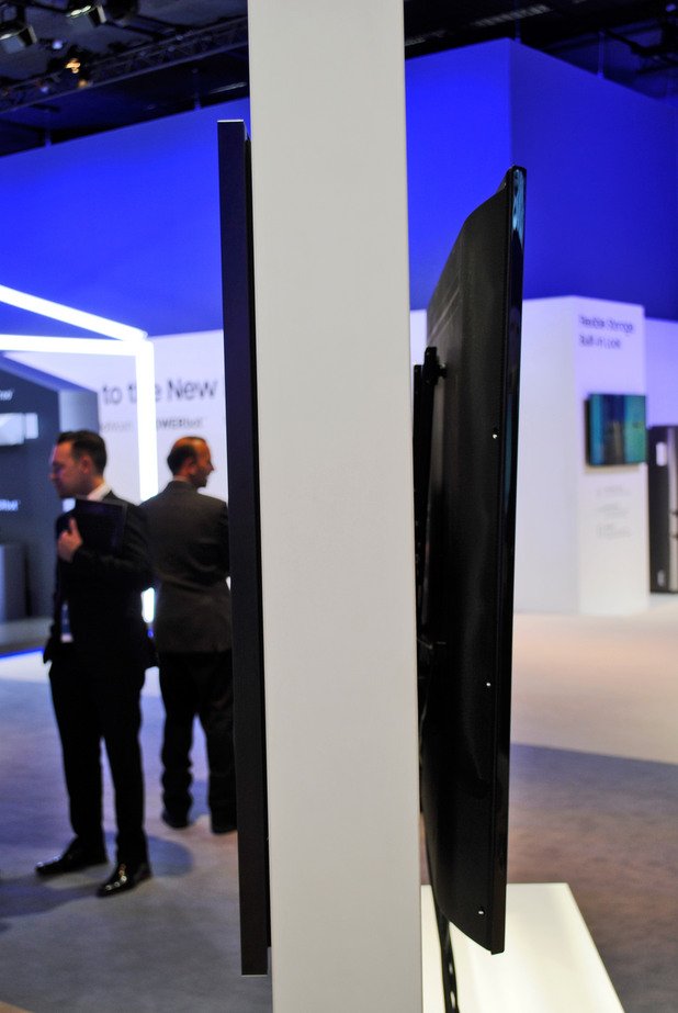 Сравнение между плосък Samsung QLED телевизор, закачен за стената и нормален телевизор. 