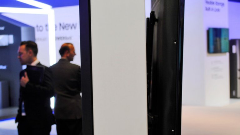 Сравнение между плосък Samsung QLED телевизор, закачен за стената и нормален телевизор.