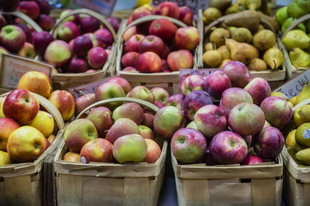 Плодове:
Ябълки - 52 калории / 100 гр.
Твърди се, че ябълките стимулират производството на слюнка в устата и така намаляват риска от кариеси. Статистики показват, че хората, които ядат поне една ябълка на ден, намаляват риска от диабет с приблизително 28 процента в сравнение с тези, които не консумират ябълки. Високото наличие на фибри спомага да се предотврати образуването на камъни в жлъчката.