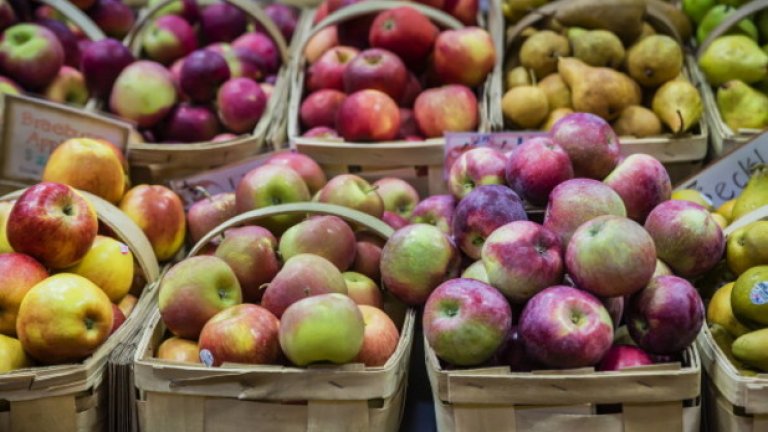 Плодове:
Ябълки - 52 калории / 100 гр.
Твърди се, че ябълките стимулират производството на слюнка в устата и така намаляват риска от кариеси. Статистики показват, че хората, които ядат поне една ябълка на ден, намаляват риска от диабет с приблизително 28 процента в сравнение с тези, които не консумират ябълки. Високото наличие на фибри спомага да се предотврати образуването на камъни в жлъчката.