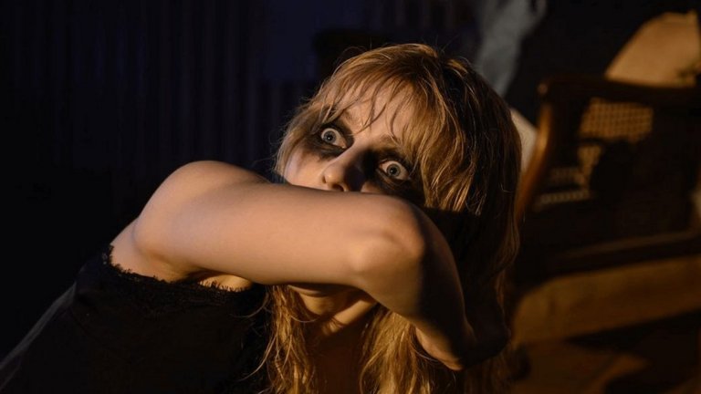 Last Night in Soho
Премиера: 25 септември
Едгар Райт е сред по-любопитните съвременни режисьори и след доста свежия "Зад волана" (Baby Driver) сме готови да поемем в избраната от него нова посока - към психологическите хоръри. Last Night in Soho е точно такъв и разказва за момиче с интерес към модата, което някак се озовава през 60-те години и открива своя идол. Но Лондон през 60-те не е това, което си е представяла.