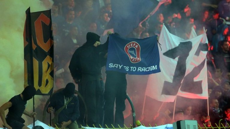 Фенове веят знаме "Да на расизма" по време на мача между ПФК Левски и Лудогорец