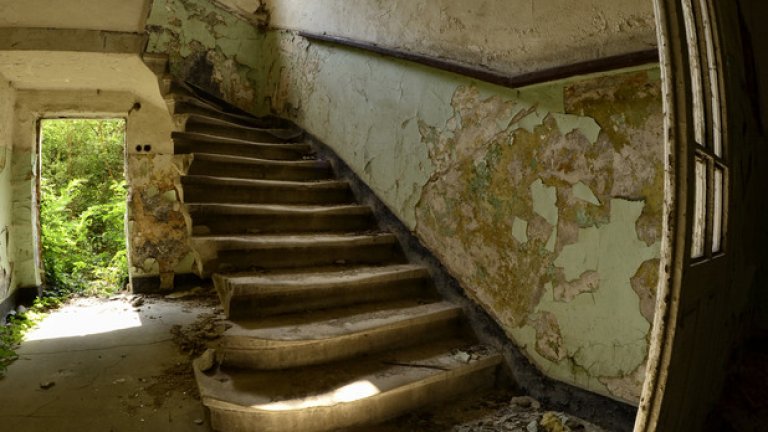 Малко след централния вход започват стъпалата, отвеждащи към горните етажи. Днес те са изпочупени, а използването им крие рискове за здравето