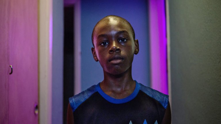 "Лунна светлина" / Moonlight (2016)
"Лунна светлина" е филмът, който торпилира "Ла ла ленд" от Оскарите след гафа при обявяването на победителя за най-добър филм на годината. Всички вече са чували за него, но ако не сте го гледали - не го пропускайте. Красиво заснет и трогващ филм за израстването на чернокожо хомосексуално момче в гето в Маями. Многопластовият филм хвърля светлина върху дълбоки аспекти на това да бъдеш "различен".