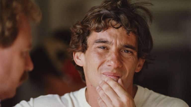 Замисленият и винаги фокусиран поглед в бокса или край пистата - това е Сена.