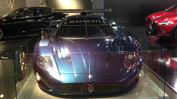 Maserati MC12 може да се разгледа отблизо, но не и да се пипне