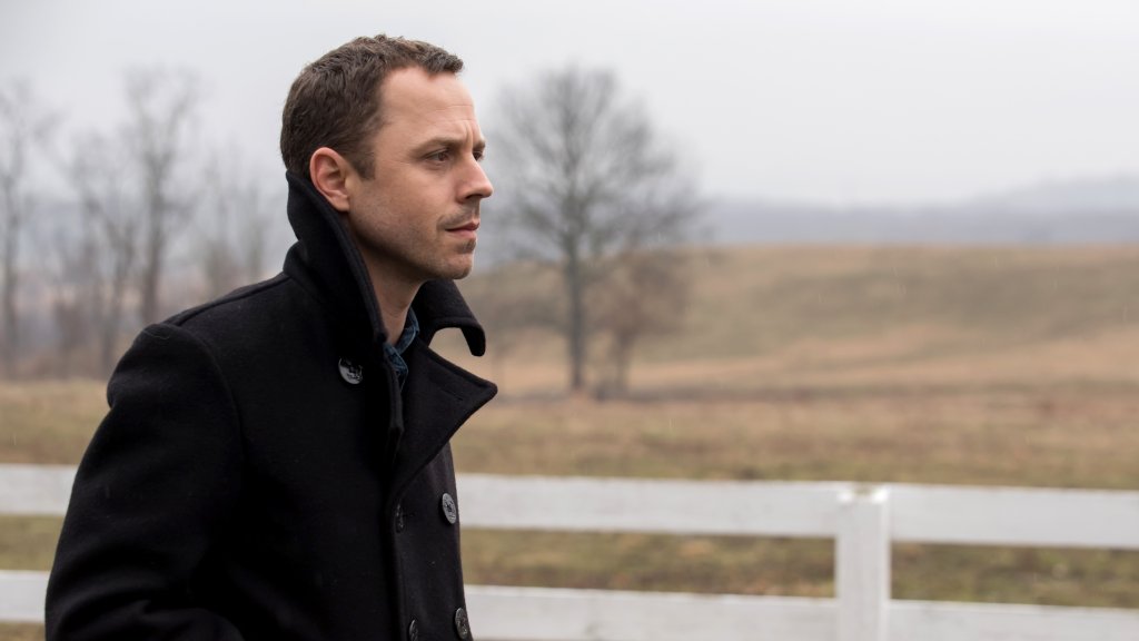 Sneaky Pete 
Едно от новите заглавия на Amazon, които чакаме с известно нетърпение. Пилотният епизод на Sneaky Pete беше пуснат още през август и се очаква останалата част от сезона да излезе много скоро. Брайън Кренстън, същият от Breaking Bad, пък 