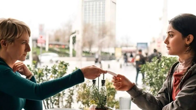 Istanbul Encyclopedia  
Несрин и Зехра са две жени от различни поколения, израснали в различни среди и с различни житейски ориентири, които не подозират колко общо имат помежду си, докато съдбата не ги среща в Истанбул. Постепенно става ясно, че животите им са много по-тясно преплетени, отколкото са предполагали, а градът не е само фон, а жив участник в тяхната история.