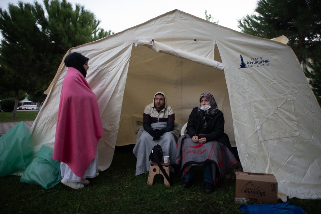 Жители на Измир бяха настанени в палатки, тъй като трусът ги остави без домове.