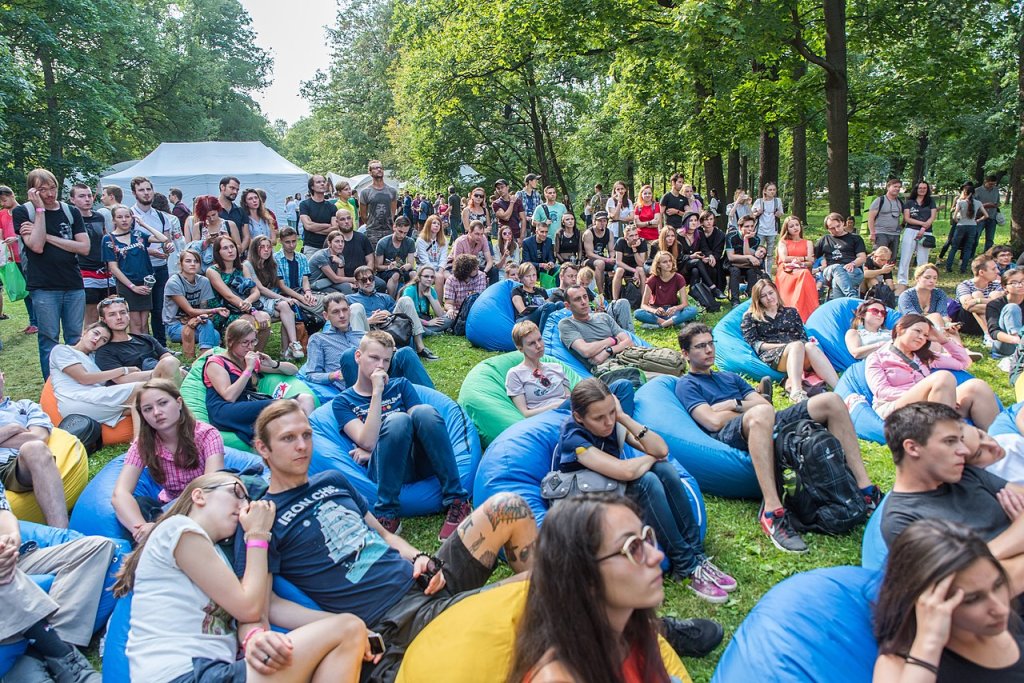 1280px-Зрители_лектория_Cosmos_на_Geek_Picnic_2018_SPb