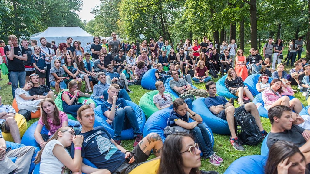 1280px-Зрители_лектория_Cosmos_на_Geek_Picnic_2018_SPb