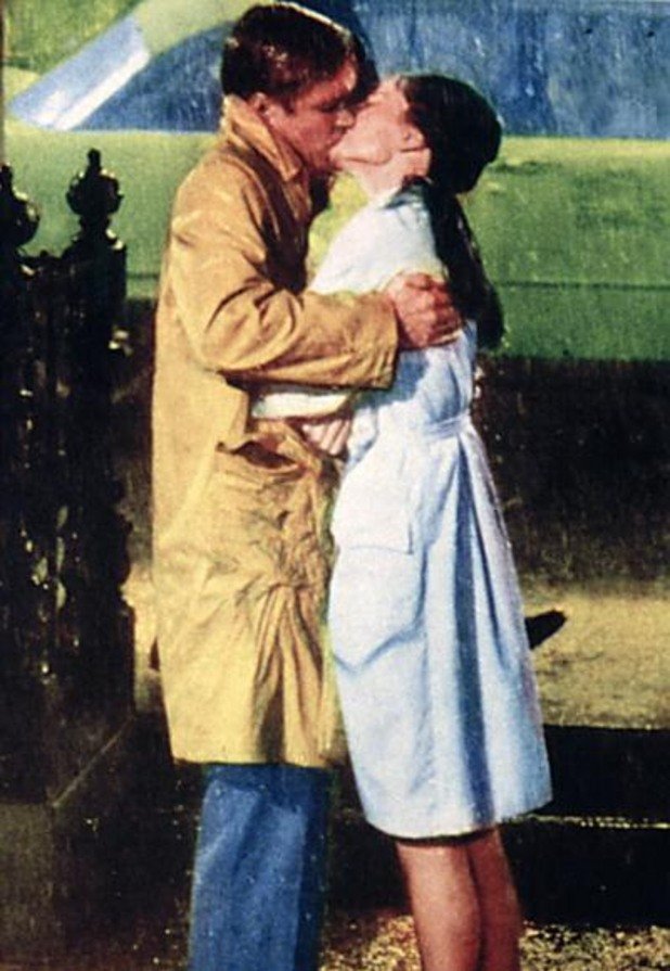 "Закуска в Тифани" не е типична любовна история, но тази целувка ще се помни вечно. 