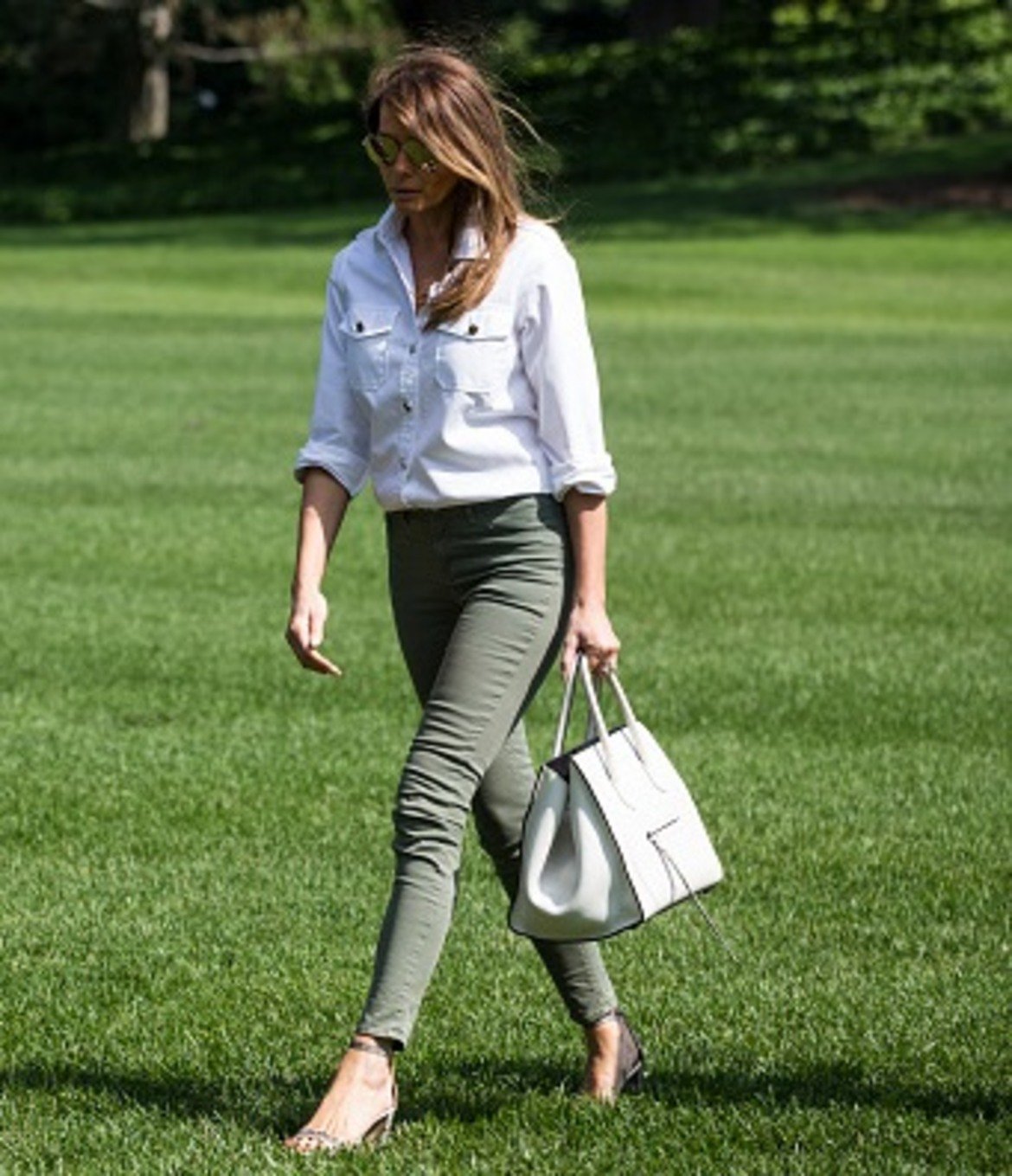 Тайната за перфектна визия на Мелания Тръмп е, че винаги е с високи токчета, дори и да е с дънки и небрежна риза. Почти невъзможно е да видим Първата дама на САЩ с равни обувки.