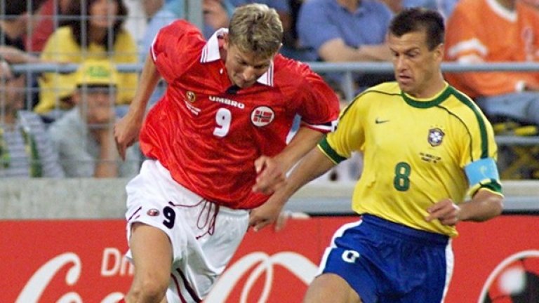Торе Андре Фло при победата над Бразилия през 1998 г. на световното. Срещу него е Дунга, настоящият селекционер на селесао.