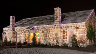 409199_gingerbreadhouse1_f