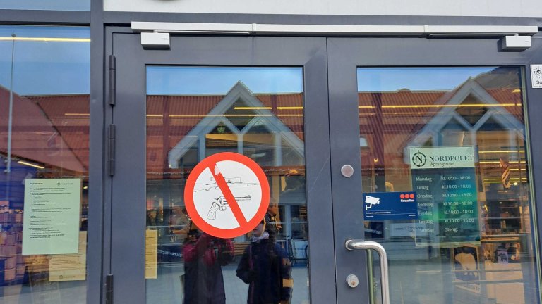 В града оръжието не може да е заредено, а в магазините не допускат с него.