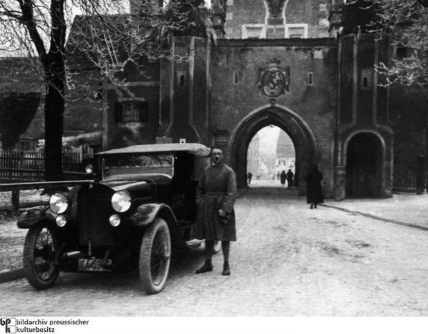 ...вратите на затвора. Става дума за градската порта на Ландсберг, защото снимките на територията на затвора са били забранени. Вместо това обаче Хитлер дава задачата да бъде стилизиран като героя, който излиза от затвора.