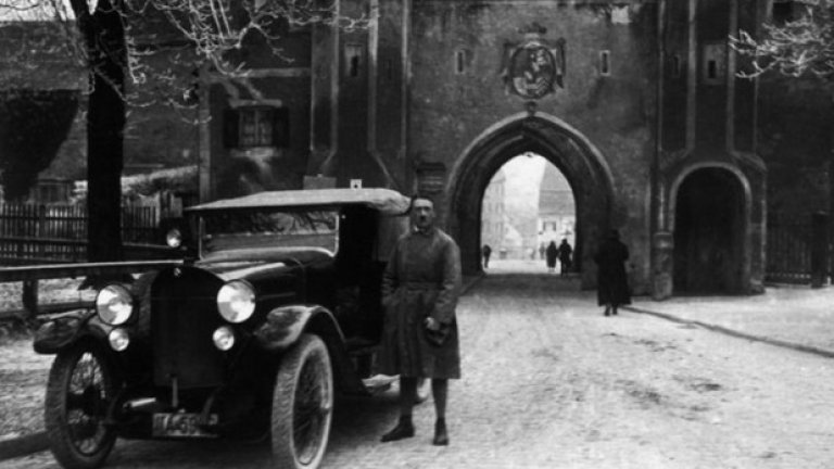 ...вратите на затвора. Става дума за градската порта на Ландсберг, защото снимките на територията на затвора са били забранени. Вместо това обаче Хитлер дава задачата да бъде стилизиран като героя, който излиза от затвора.