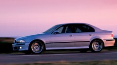 BMW E39 M5
За мнозина Е39 М5 е „5-ата серия с най-изчистен дизайн”. Да не забравяме и отличния 5-литров V8 мотор.

