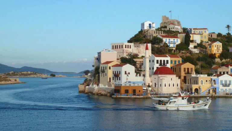 Кастелоризо, ГърцияГръцкият остров Кастелоризо е познат и  с името Мегисти, намира се на 3 км от Турция и на 72 км от Родос. Това е най-малкият от додеканезките острови. Характерни са неговите цветни къщи. Мястото е много живописно и там са заснети редица филми.