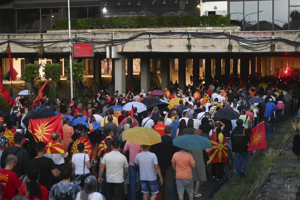 Близо 50 пострадали полицаи след нощ на сблъсъци в Скопие