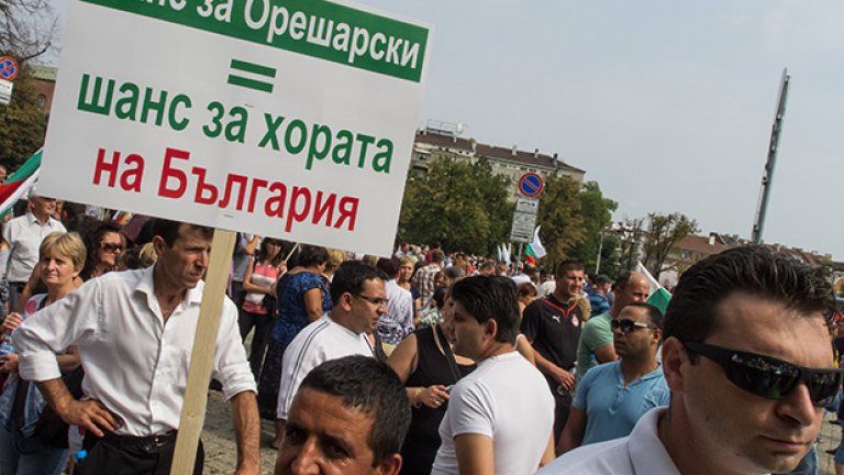 Автобуси стовариха подкрепата за властта