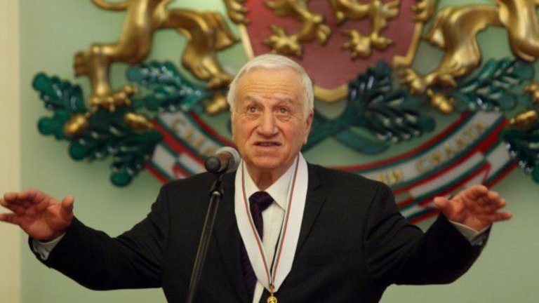 Иван Абаджиев e роден през 1932 г. в град Нови пазар. 