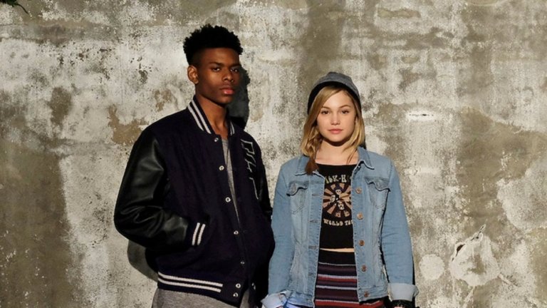 Cloak and Dagger 
Супергеройската тематика от вече десетина години бележи своя пик, който поне засега няма намерение да спира. Затова и сериалите за маскирани герои се увеличават. Напълно нормално е сред тях да има и по-слаби. Cloak and Dagger като цяло е точно това. В него са представени два от не най-добрите герои на Marvel, чиято история за целите на сериала допълнително е променена - те са подмладени (за да се търси тийн аудиторията) и въобще повечето неща са извъртени така, че шоуто да няма много общо с оригиналния материал. Но това не би било чак такъв проблем, ако крайният резултат не беше толкова посредствен и скучен. Подновен за нов сезон.