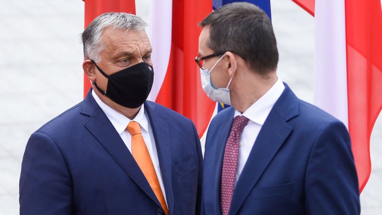 Изходи все още има, но те отнемат време, с което страните не разполагат. 
 
На снимката: Виктор Орбан (л) и Матеуш Моравецки.