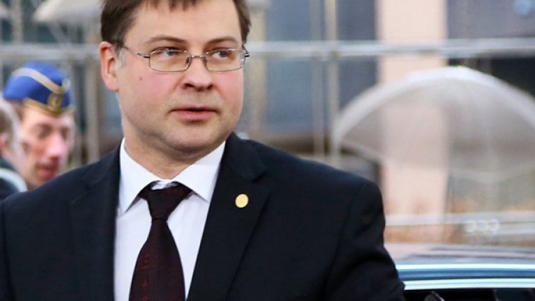 Валдис Домбровскис, който първи обяви кандидатурата си за шеф на ЕК