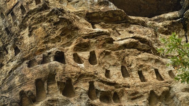 Този тип трапецовидни скални ниши е характерен за региона на Източните Родопи. Такива могат да бъдат видени край Татул, Перперек и другите средища на тракийската цивилизация
