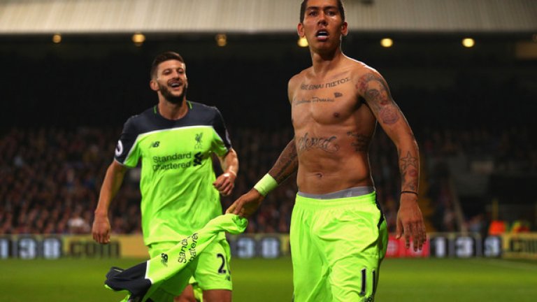 Фирмино се радва след последния гол в мача, подсигурил победата на Ливърпул