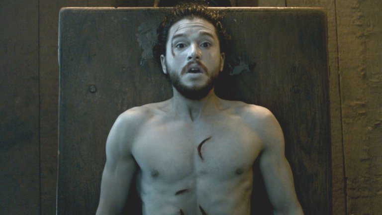 Произходът на Господаря на светлината 
От всички религии в Game of Thrones само една е представила доказателства, че богът й е реален - религията на Господаря на светлината. Както Мелисандра (която е от Асшаи), така и Торос Мирски са показали, че могат да връщат живота на мъртви хора. Ясно е и че идеите им за отвъдното не са много близки до реалността - и Джон Сноу, и Берик Дондарион описват спомените си от смъртта като пълна пустота, отрицание на съществуването. Каквото и да представлява този мистериозен Господар на светлината, не е точно това, в което вярват последователите му.