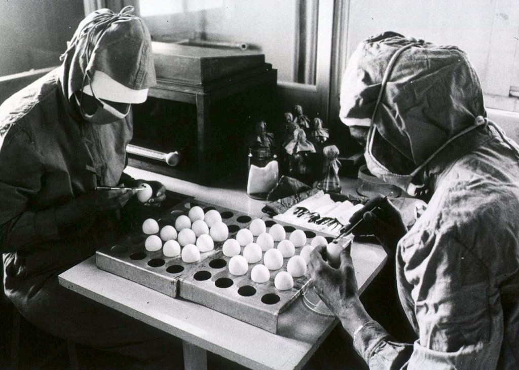 1280px-Preparation_of_measles_vaccines