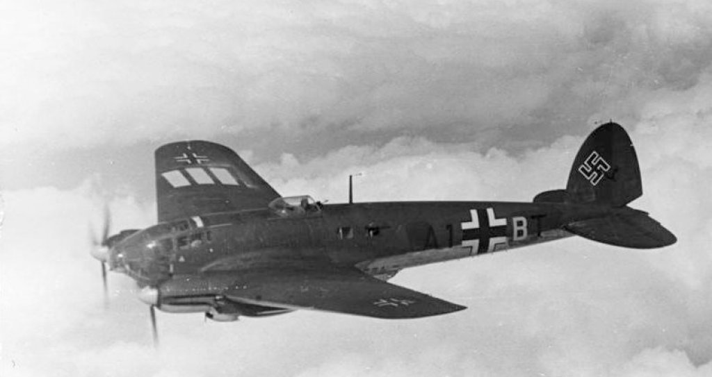 Bundesarchiv_Bild_101I-343-0694-21,_Belgien-Frankreich,_Flugzeug_Heinkel_He_111