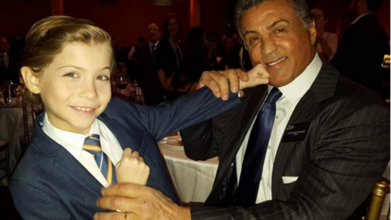 Актьорът от "Стая" Джейкъб Тремблей се снима със Сталоун преди церемонията