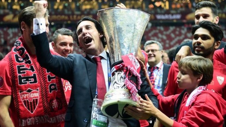 7. Унай Емери (Севиля)
Има нещо вампирско в излъчването му. Нещо в погледа, нещо в усмивката...
Но той е енергичен, заразно ентусиазиран, отдаден и луд в подхода си и желанието да печели.
Преди 11 години започна в трета дивизия, от нула.
Днес е двукратен носител на Лига Европа със Севиля, като направи печеленето на този трофей да изглежда лесно.
Преди това вкара Алмерия в елита, изведе Валенсия до три поредни трети места в лигата (при Реал и Барса, това си е като титла, нали?) и опита щастието си в Русия, но...
Дълга история е защо не се получи в Спартак (Москва). Но Севиля и Емери изглеждат създадени един за друг. Отборът играе бързо, агресивно и вдъхновено, като задушава съперника.