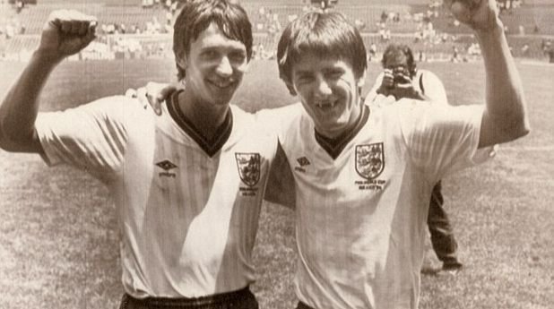 Линекер и Питър Биърсдли се радват след победата над Парагвай през 1986