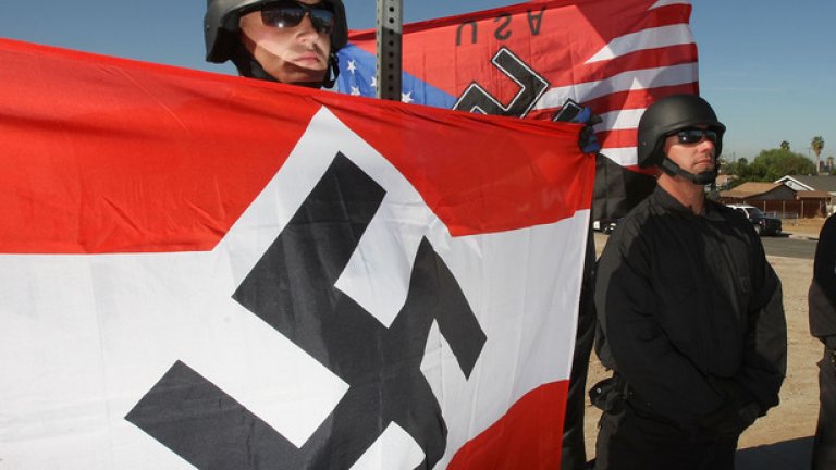 Черният пречупен кръст с прави рамене (hakenkreuz) върху бял кръг и червен фон на нацисткото знаме се превръщат в най-омразния символ на XX век, неотделимо свързан със зверствата, извършвани по време на Третия Райх.