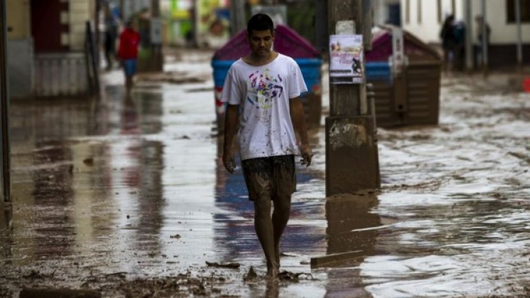 Наводненията са напълно необичайни за сухия пустинен район