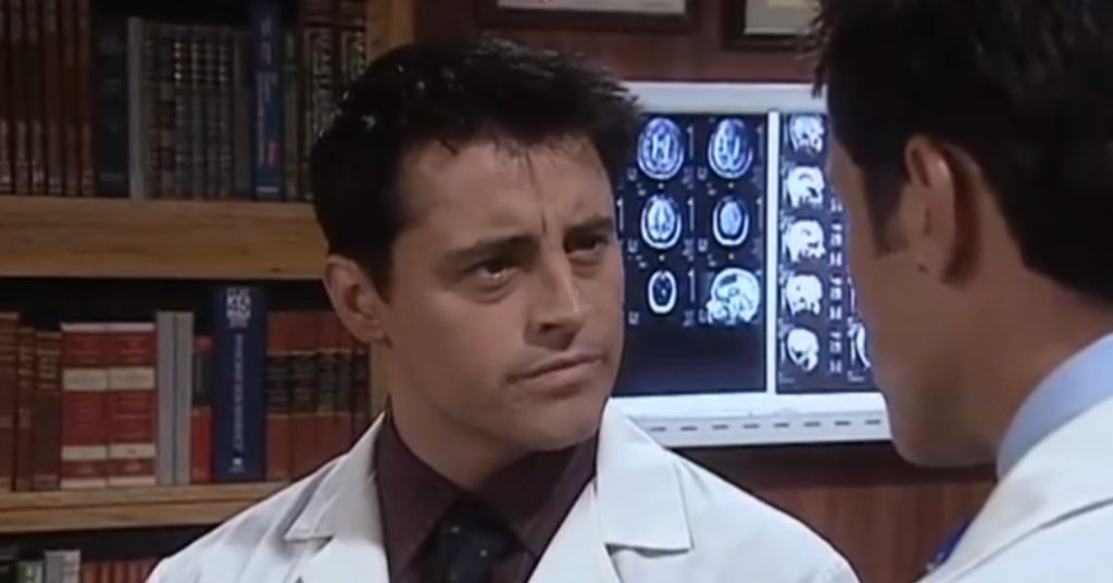 Д-р Дрейк Раморе в “Приятели” 

Ако сте заклети фенове на „Приятели“, няма как да не сте се забавлявали с откъсите от „Дните на нашия живот“, където Джоуи Трибиани влиза в ролята на „брилянтния“ неврохирург д-р Дрейк Раморе. 

Точно този сериал в сериала ни подари едно от най-абсурдните завръщания от оня свят: след като е хвърлен в асансьорна шахта, Раморе възкръсва чрез чудотворно присаждане на мозък от друга покойна героиня. Този медицински нонсенс не само върна доктора на екран, но и се оказа спасителният пояс за залязващата кариера на Джоуи.