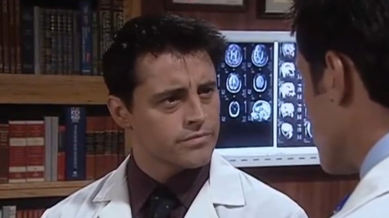 Д-р Дрейк Раморе в “Приятели” 

Ако сте заклети фенове на „Приятели“, няма как да не сте се забавлявали с откъсите от „Дните на нашия живот“, където Джоуи Трибиани влиза в ролята на „брилянтния“ неврохирург д-р Дрейк Раморе. 

Точно този сериал в сериала ни подари едно от най-абсурдните завръщания от оня свят: след като е хвърлен в асансьорна шахта, Раморе възкръсва чрез чудотворно присаждане на мозък от друга покойна героиня. Този медицински нонсенс не само върна доктора на екран, но и се оказа спасителният пояс за залязващата кариера на Джоуи.