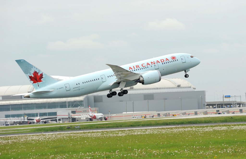 B787-8-YYZ-Take-off-211010