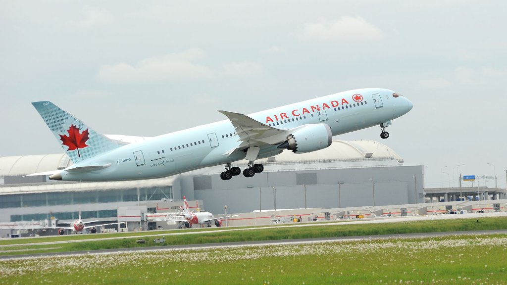 B787-8-YYZ-Take-off-211010