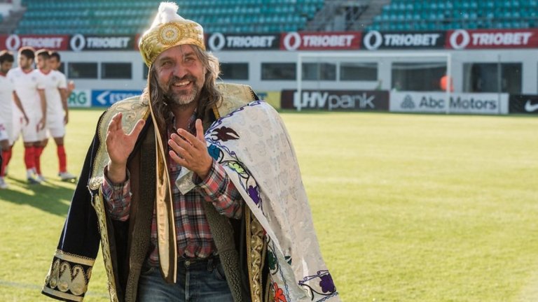 "Ръководството на естонския футбол е авторитарно. Похлак е човек, който не е способен на диалог и не търпи и най-малката критика", написа вестник "Молодежь Эстонии".