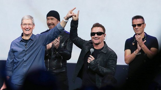 Тим Кук, Боно и U2 съобщават новината, че новият албум на групата ще бъде безплатно предоставен на всички профили в iTunes. 