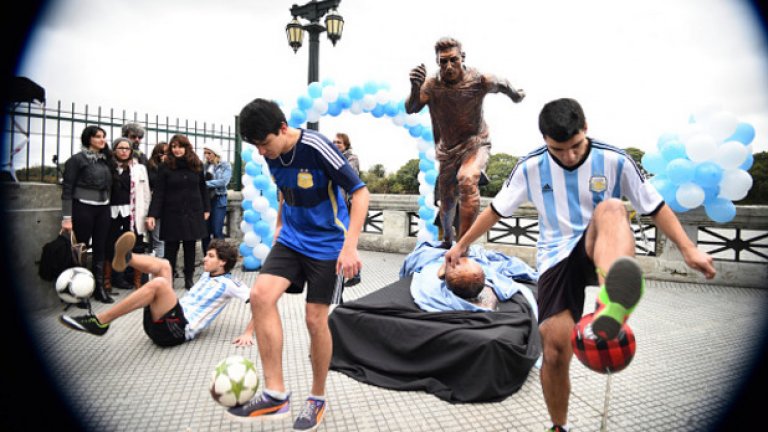 Не си отивай: Вдигнаха статуя на Меси в Буенос Айрес (видео)