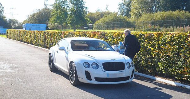 Ловец на автографи причаква Давид Силва в неговото Bentley Continental.