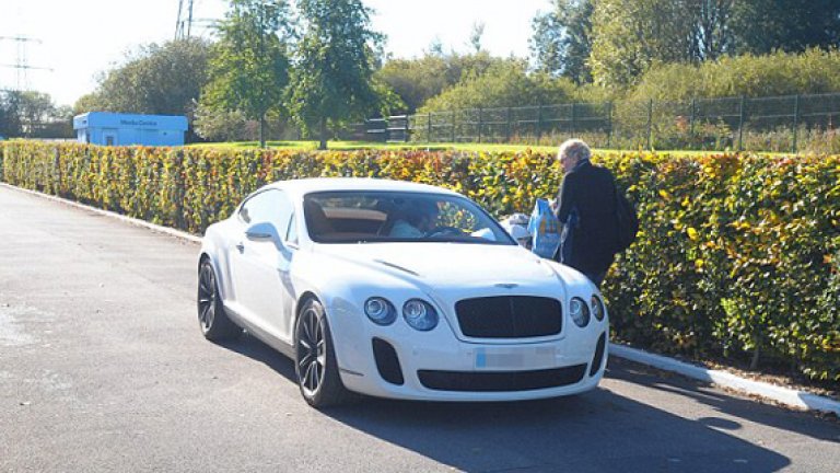 Ловец на автографи причаква Давид Силва в неговото Bentley Continental.